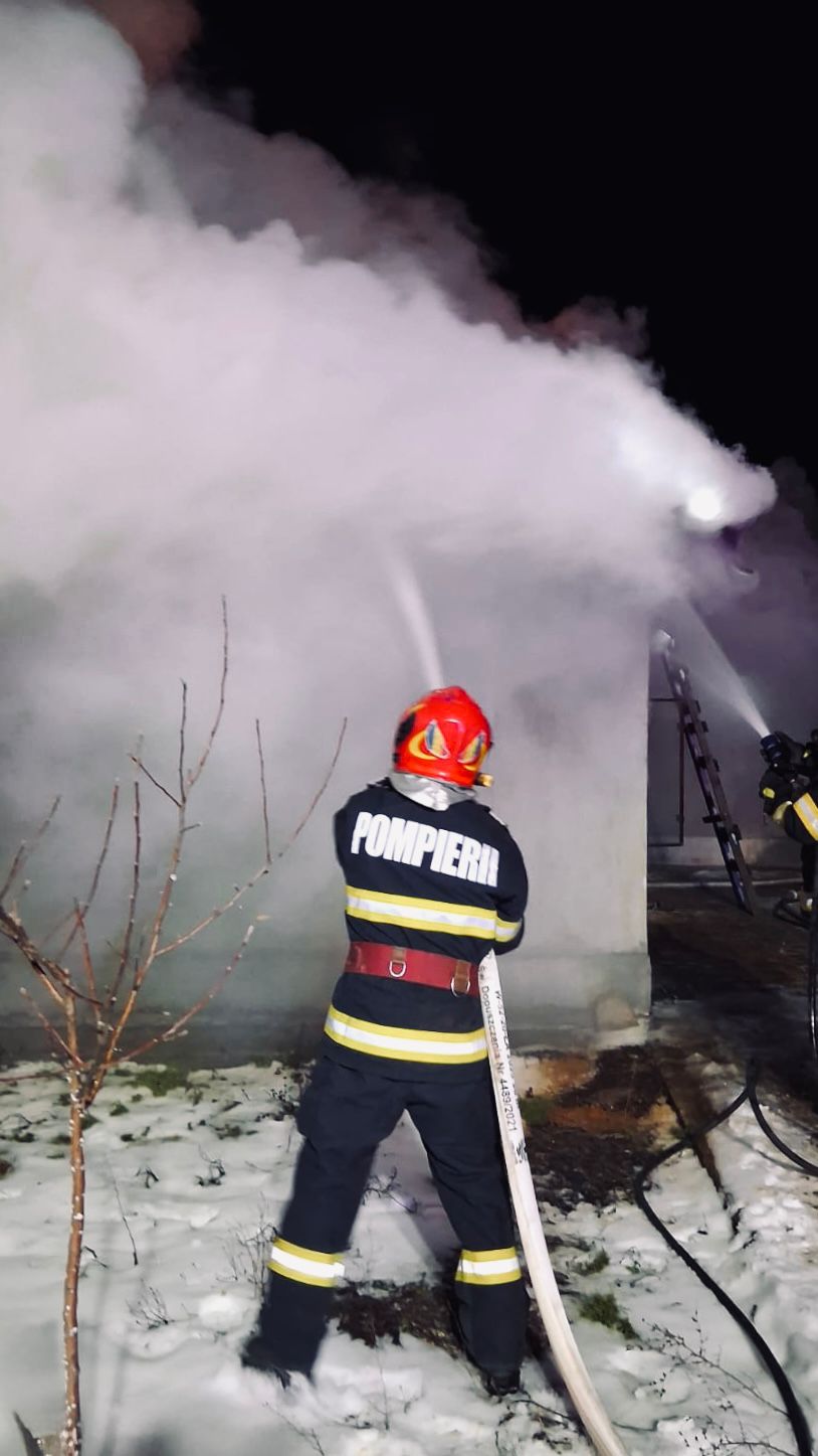 Pompierii din cadrul Secției Mihăilești au intervenit, aseară, pentru stingerea unui incendiu izbucnit într-o gospodărie din Letca Nouă