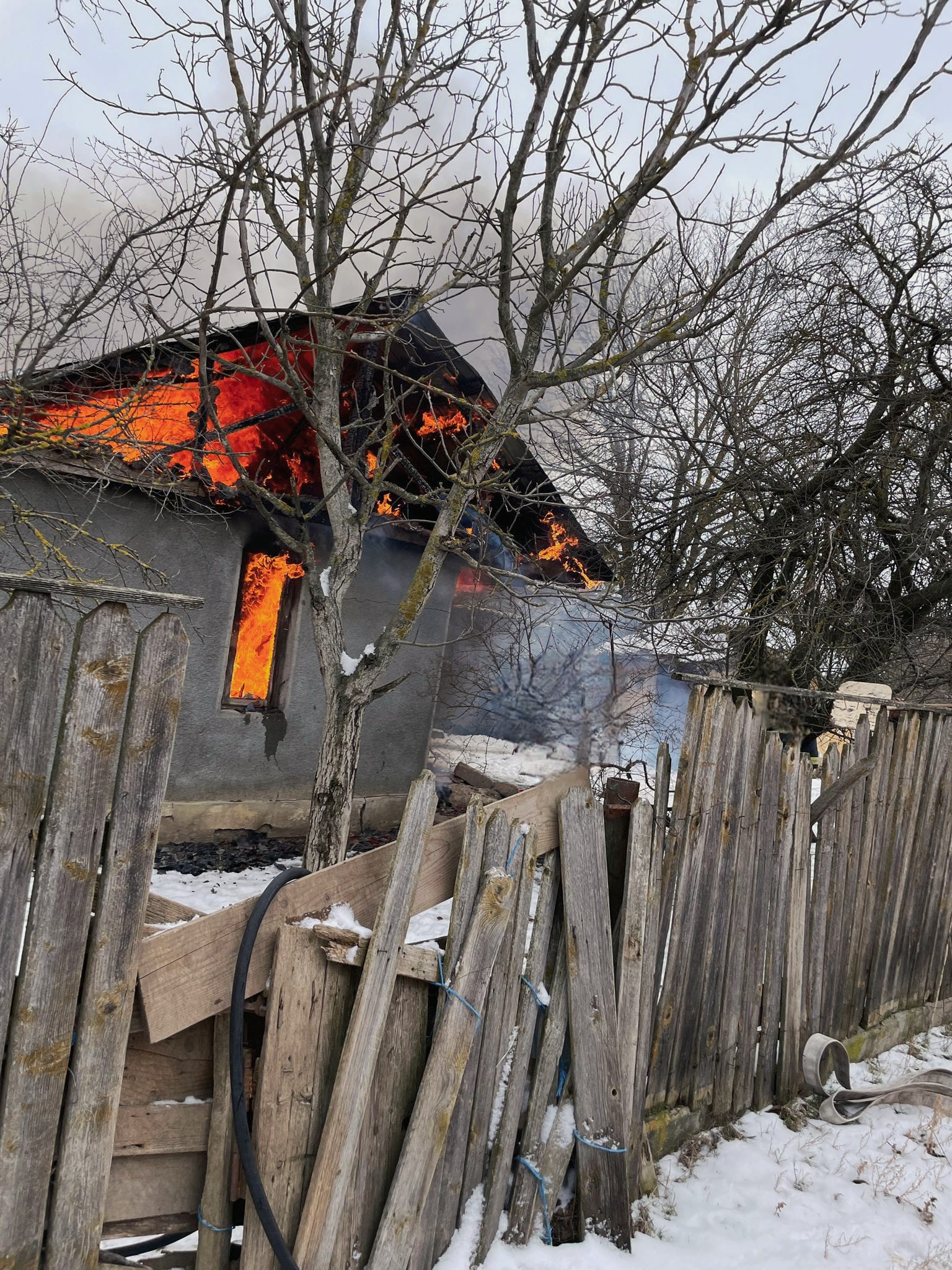 Un incendiu violent a izbucnit, în această după-amiază, într-o casă din localitatea Obedeni, comuna Bucșani