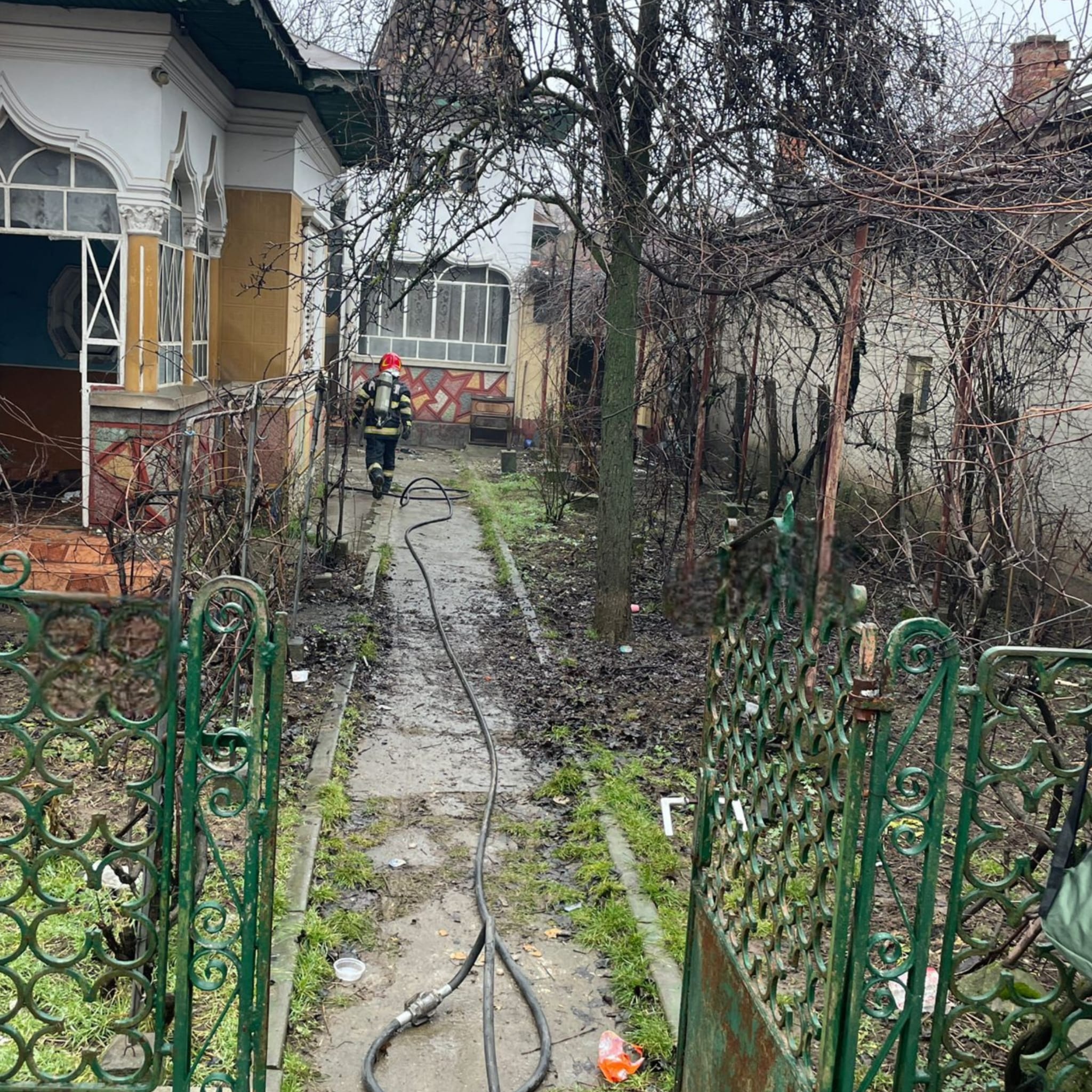 Pompierii au intervenit astăzi, în jurul prânzului, pentru stingerea unui incendiu izbucnit într-o casă din localitatea Bolintin Deal