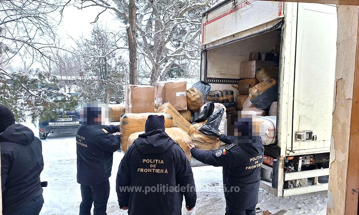 Captură record la frontieră: Polițiștii confiscă bunuri contrafăcute de 7 milioane lei și mii de țigarete. Șoferul a fost arestat preventiv pentru 30 de zile