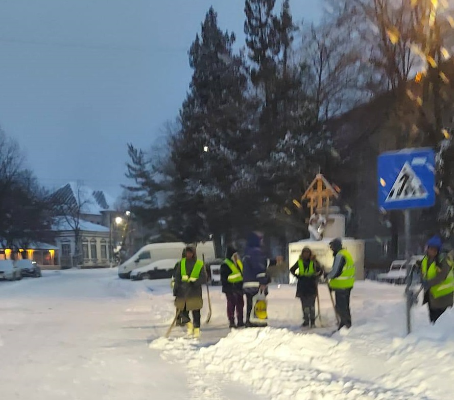 Giurgiu Servicii Publice și Giurgiu Servicii Locale au acționat din seara zilei de duminică pe străzile din municipiul Giurgiu cu 5 utilaje prevăzute cu sistem de împrăștiere material antiderapant și lamă frontală