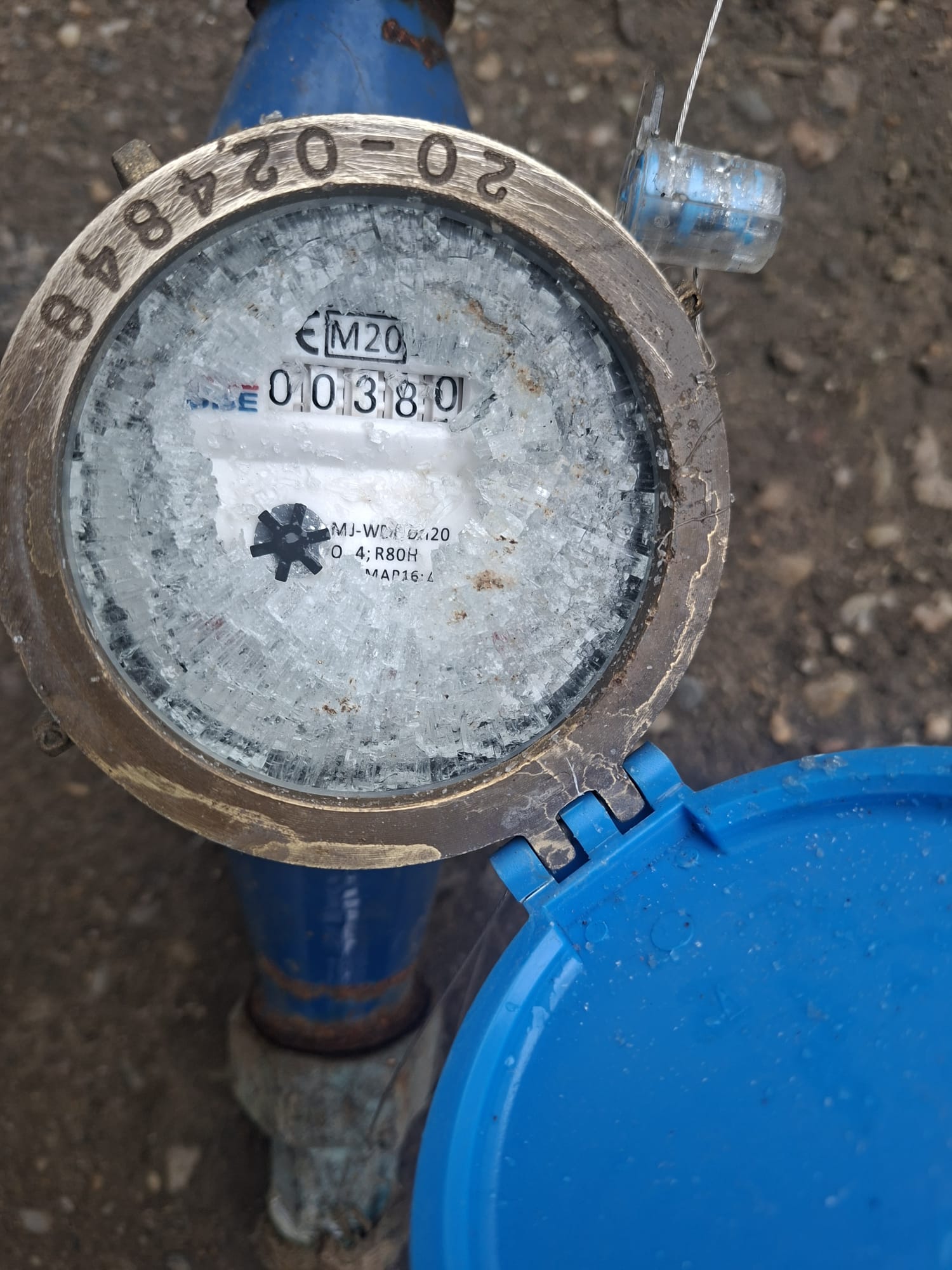 Atenție la ger, dar mai ales la apometre, robineți și conductele din exterior