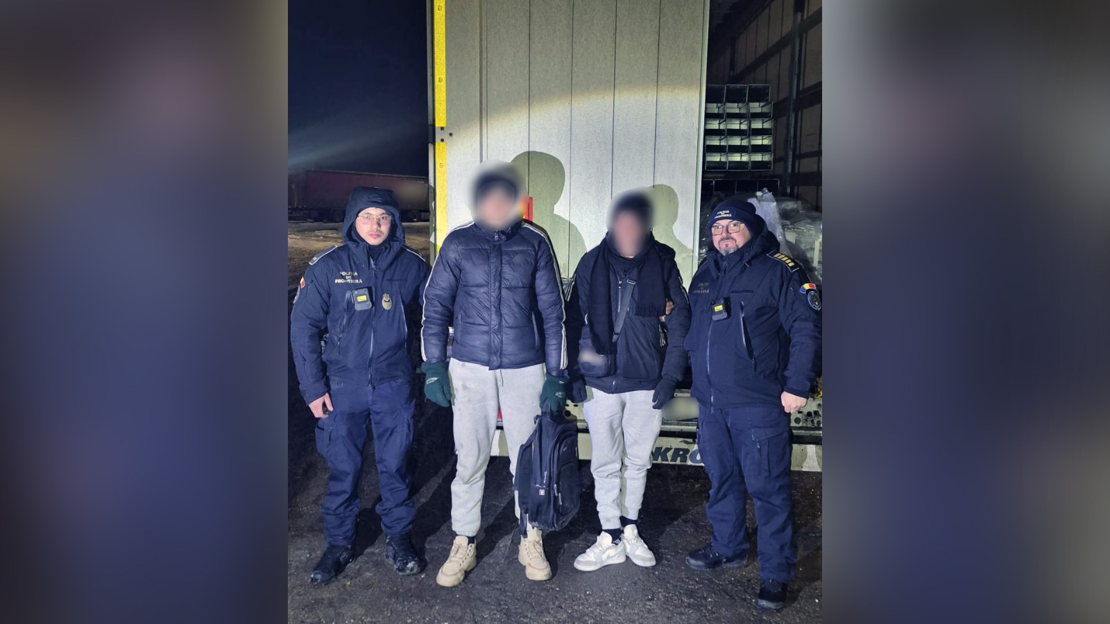 Cetățeni străini depistaţi ascunși într-un camion ce transporta bariere metalice de către polițiștii de frontieră giurgiuveni