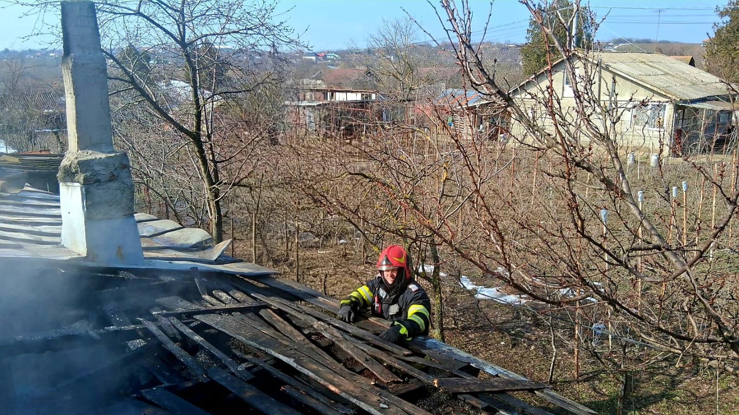 Un incendiu violent a izbucnit, ieri, într-o gospodărie din localitatea Naipu