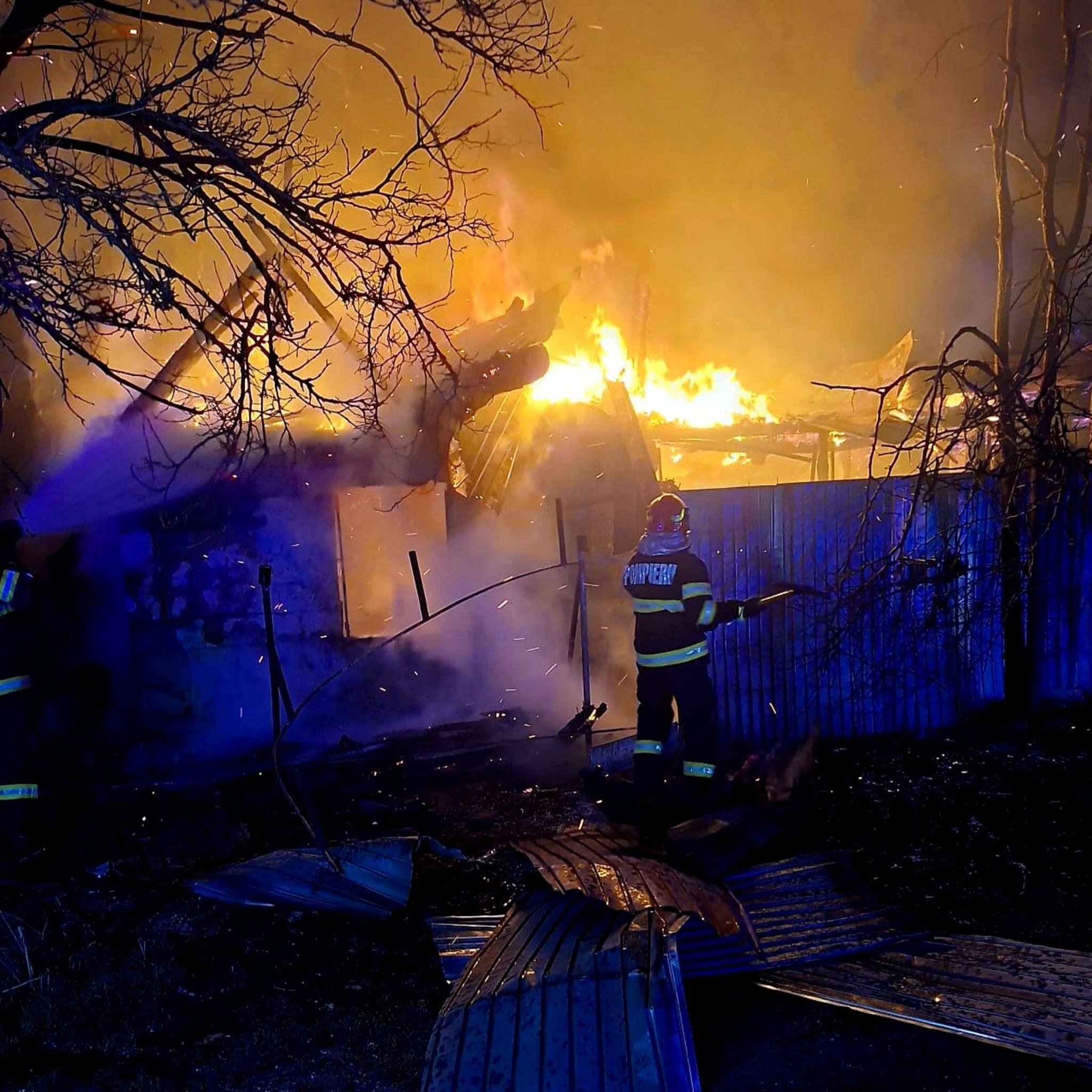 Pompierii au intervenit, aseară, pentru stingerea unui incendiu izbucnit într-o gospodărie din localitatea Stănești