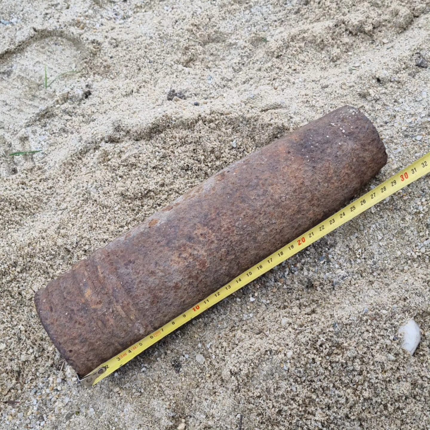 Un element de muniție a fost descoperit, astăzi, în localitatea Schitu, în curtea unui siloz