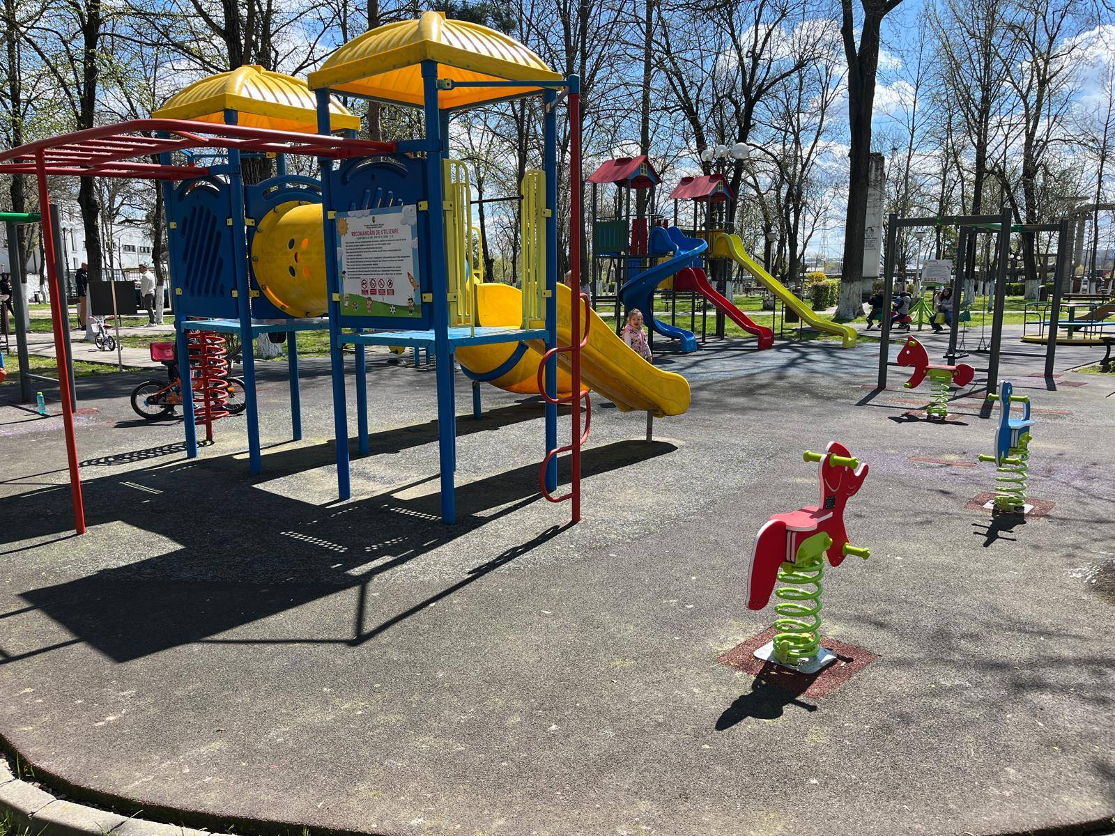Locuri de joacă reabilitate și redeschise